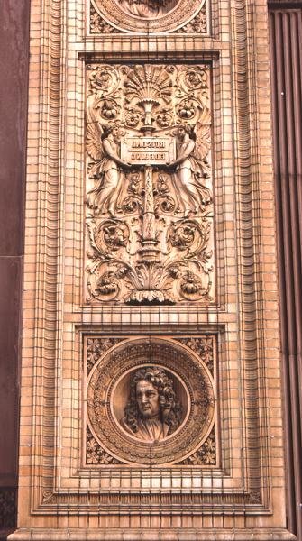 Detalhe da fachada do Hamburger Kunsthalle (foto) de H. v. d. Schirrmacher G. T. and Erbe A. Hude