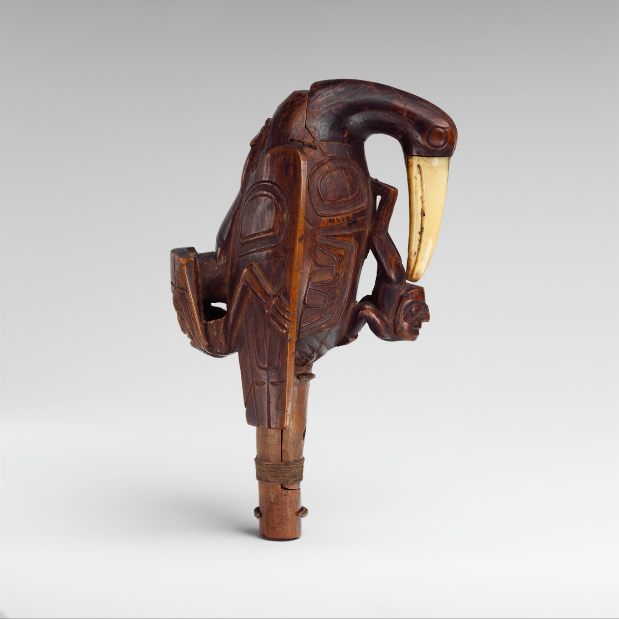 Raven Rattle, c.1840 (madeira e marfim) de Haida