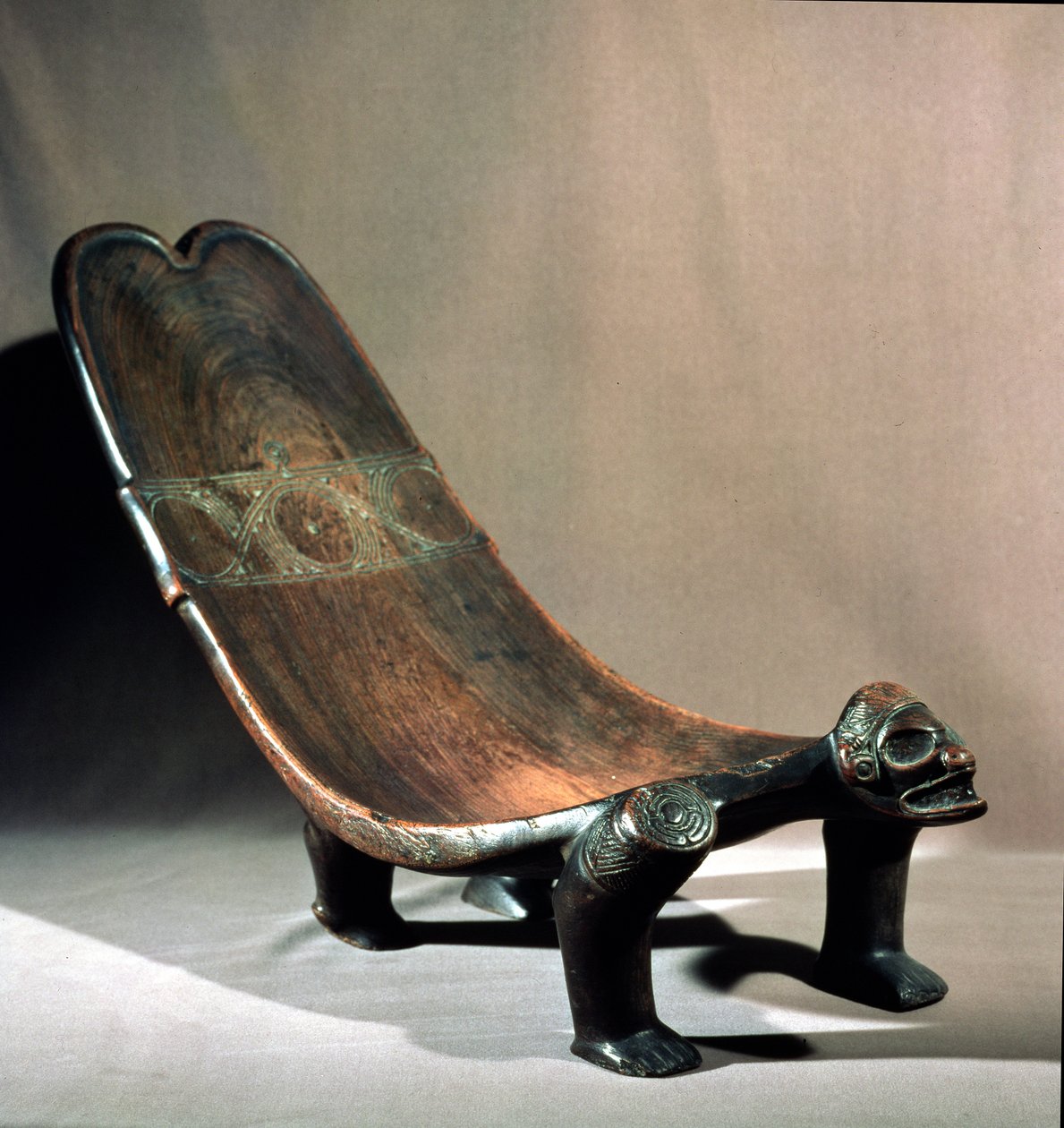 Assento cerimonial de Duho, Taino, República do Haiti, século XV (madeira) de Haitian School