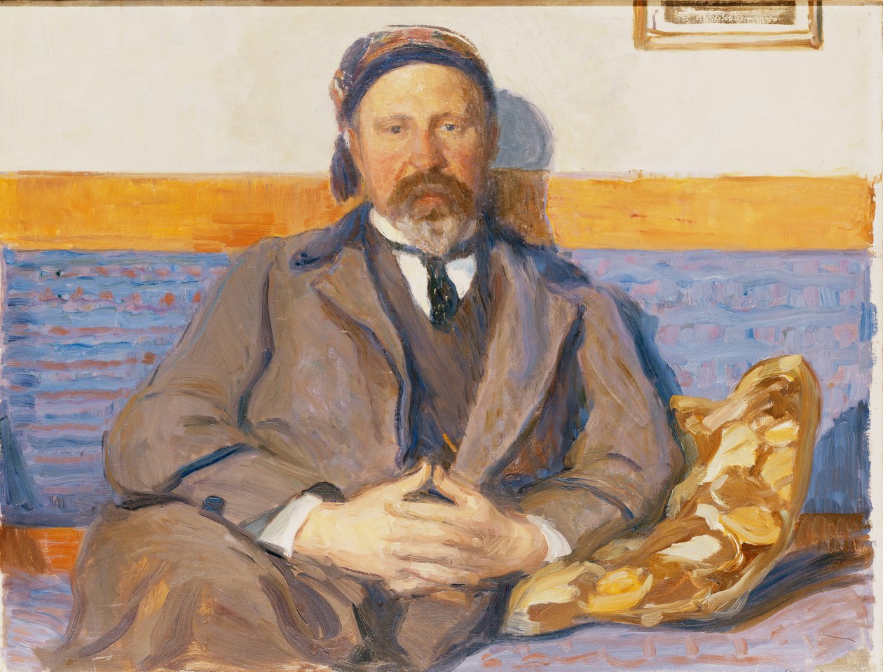 Um retrato do marido do artista George Pauli sentado em um sofá, de Hanna Pauli