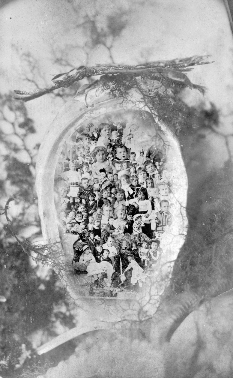 Foto composta de crianças sobrepostas em uma concha de abalone, feita no estilo de The Gems of British Columbia, c.1880 (foto de bw) de Hannah Maynard