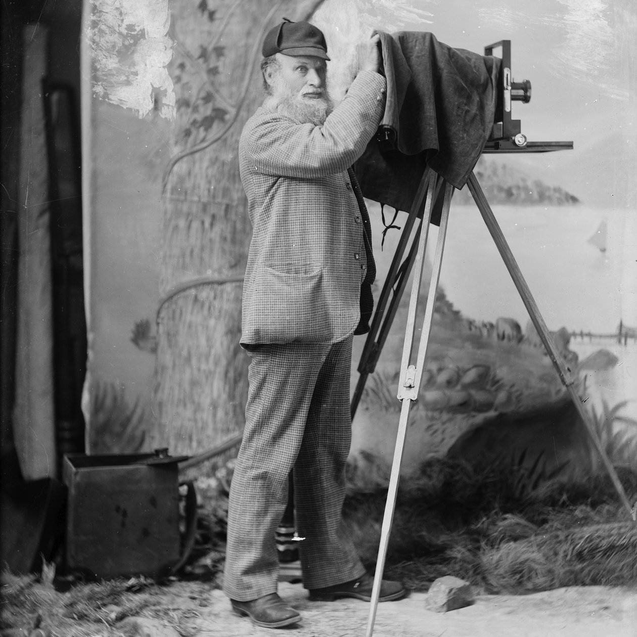 Fotógrafo Richard Maynard com câmera de campo no tripé dentro do estúdio de Hannah Maynards, Victoria, BC, 1890 (foto de bw) de Hannah Maynard