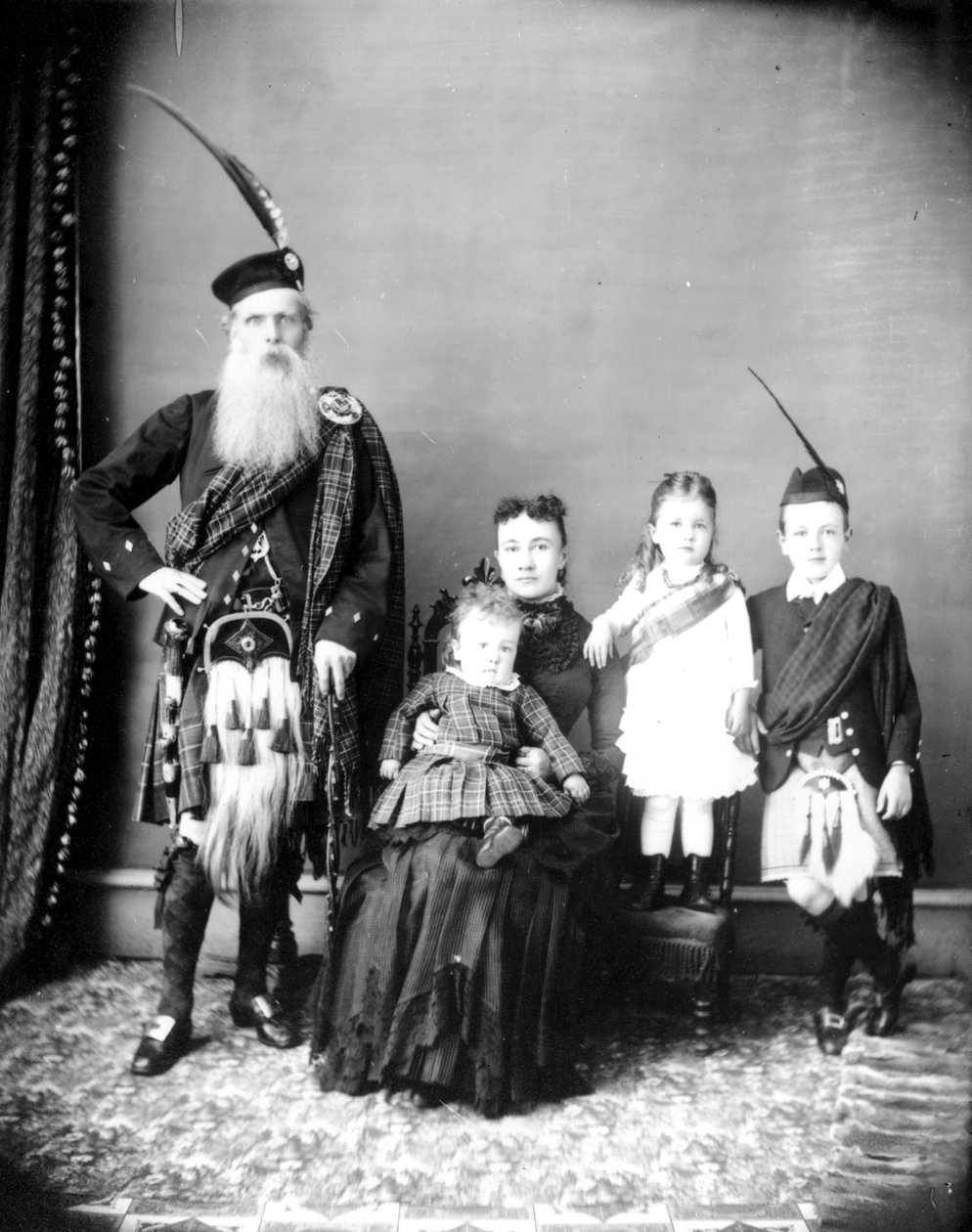 Ou Donald e Harriet Mackay e sua família ou Charles Ross com sua esposa, Catherine Toma, e filhos, c.1885 (bw photo) de Hannah Maynard