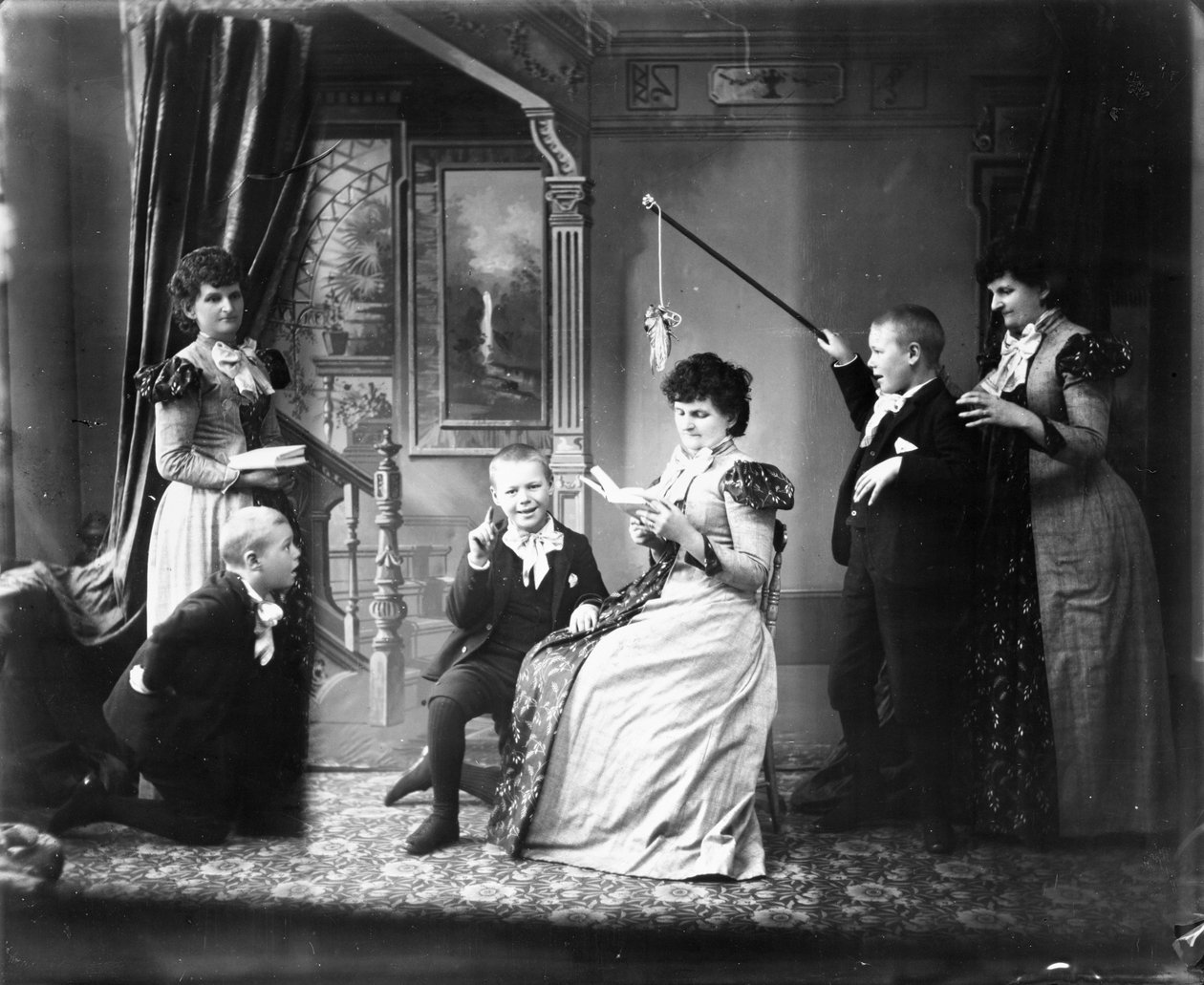 Hannah Maynard e seu neto Maynard McDonald em várias poses em uma foto composta, c.1895 (foto bw) de Hannah Maynard