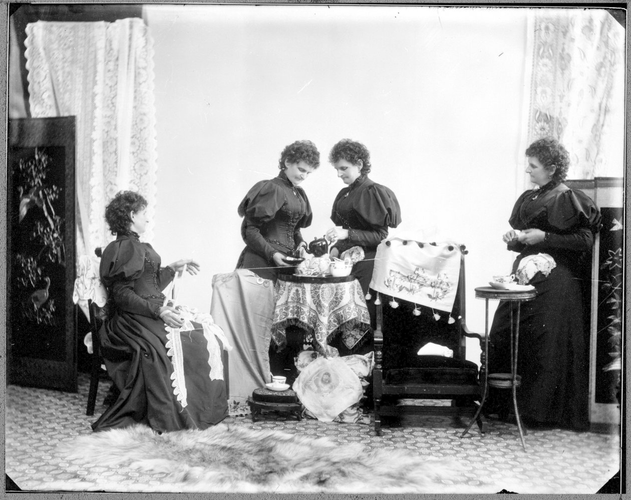 Exposição múltipla de Hannah Maynard - dois tomando chá, um segurando um novelo de algodão, um levando-o em uma bola, c.1895 (foto bw) de Hannah Maynard