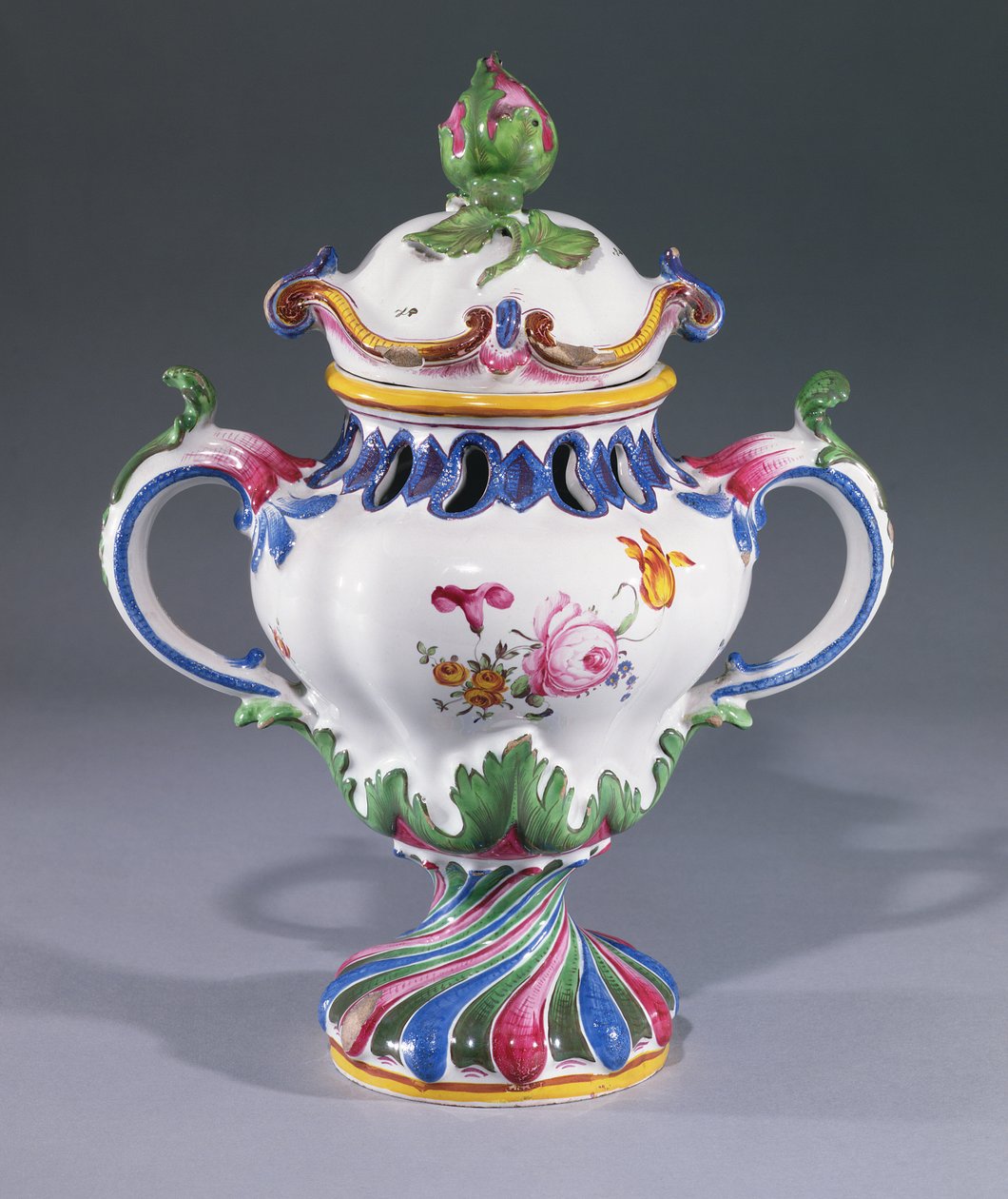 Vaso pote-pourri, fabricado em Estrasburgo, c.1754-60 (cerâmica) de Hannong Family