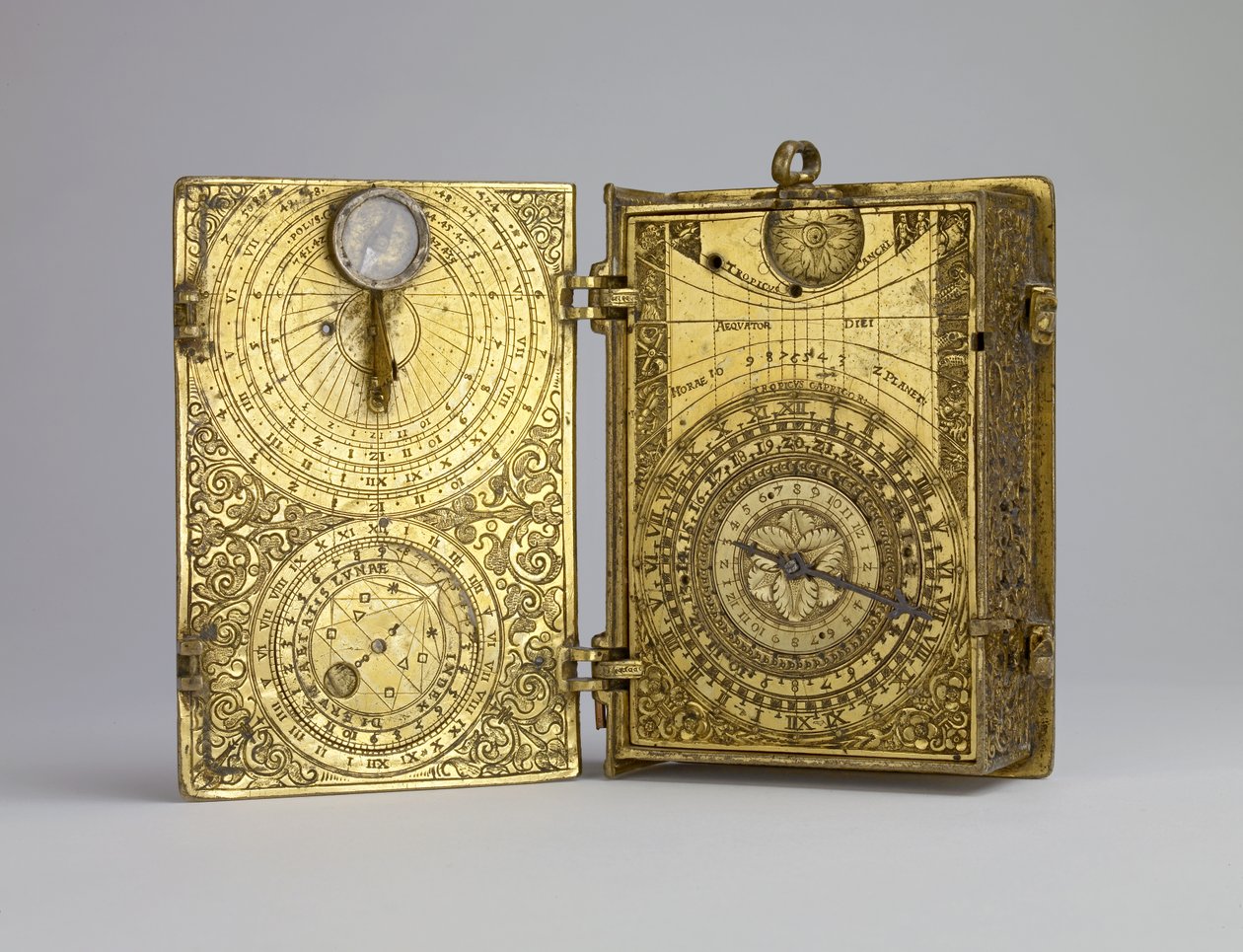 Relógio de pulso revestido em latão com alarme, relógios de sol e volvelle lunar em forma de livro, c. 1580 (bronze) de Hans Kock