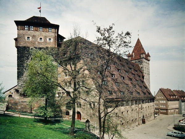 Vista do Mauthalle, originalmente construído como um armazém de grãos em c.1500 de Hans Beheim