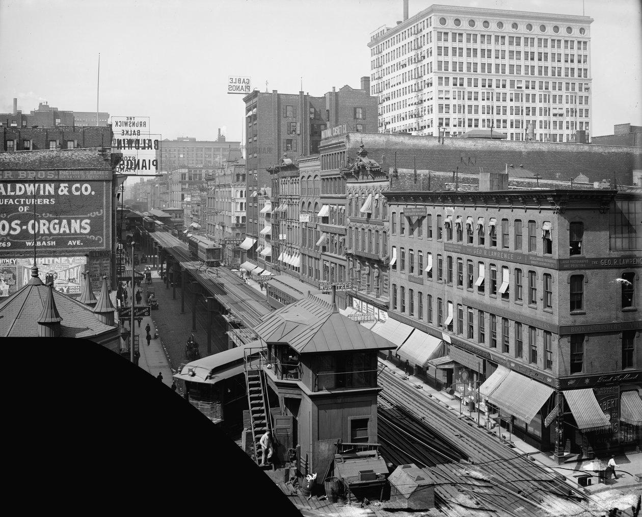 Ferrovia elevada, Wabash Avenue, Chicago, Illinois, c.1900-10 (foto em preto e branco) de Hans Behm