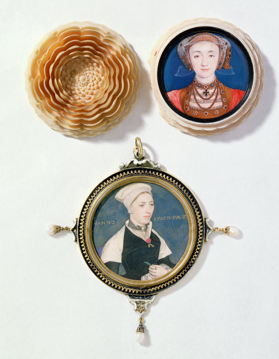Anne of Cleves (em cima), 1539 (wc em pergaminho) e Jane Small, anteriormente conhecida como Mrs. Robert Pemberton (embaixo), c.1540 (wc em pergaminho montado em baralho) de Hans Holbein der Jüngere