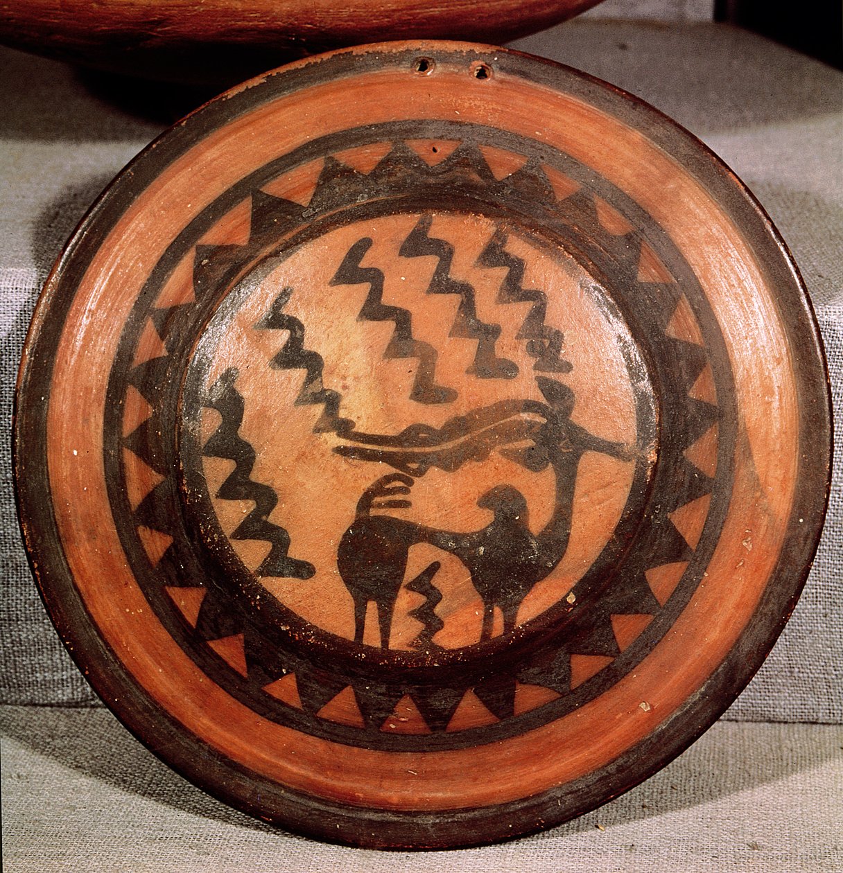 Capa de uma urna funerária representando um íbex e um padrão geométrico, do Vale do Indo, Paquistão, 3000-1500 aC (cerâmica) de Harappan