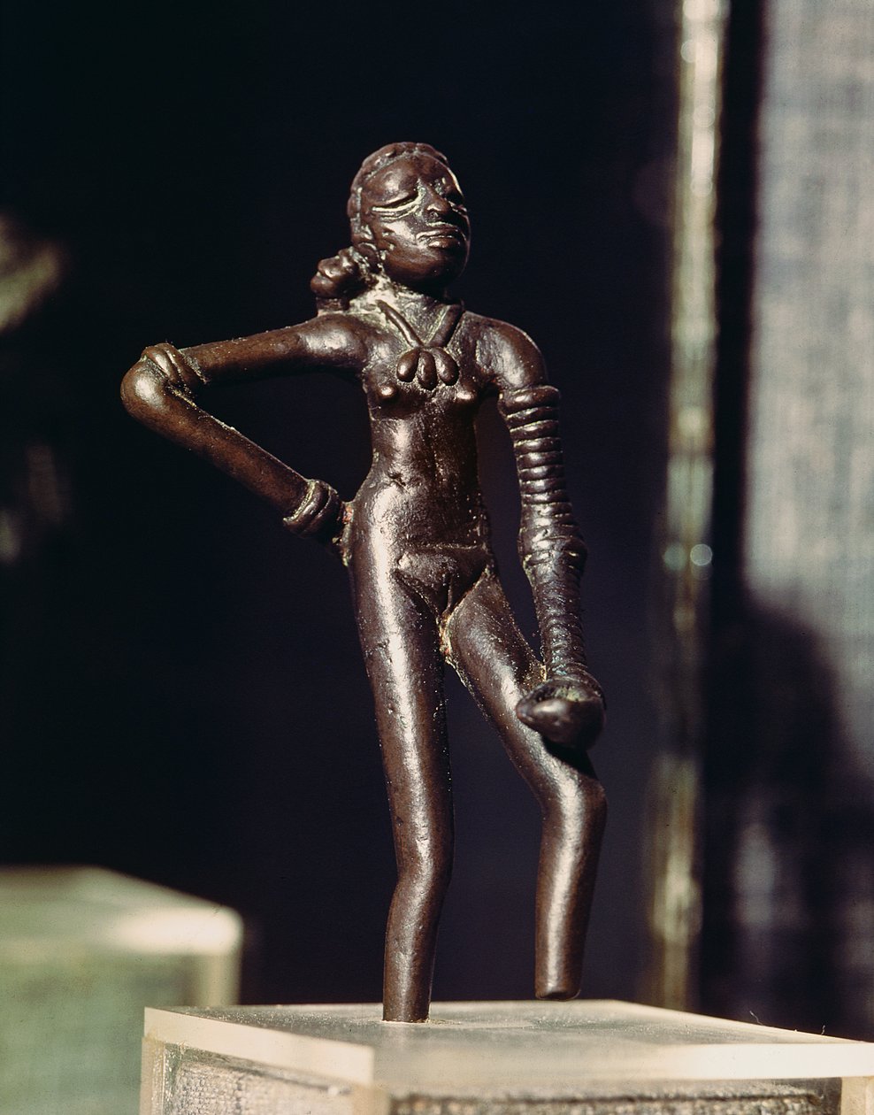 Figura de uma jovem bailarina, de Mohenjo-Daro, Indus Valley, Paquistão, 3000-1500 aC (bronze) de Harappan