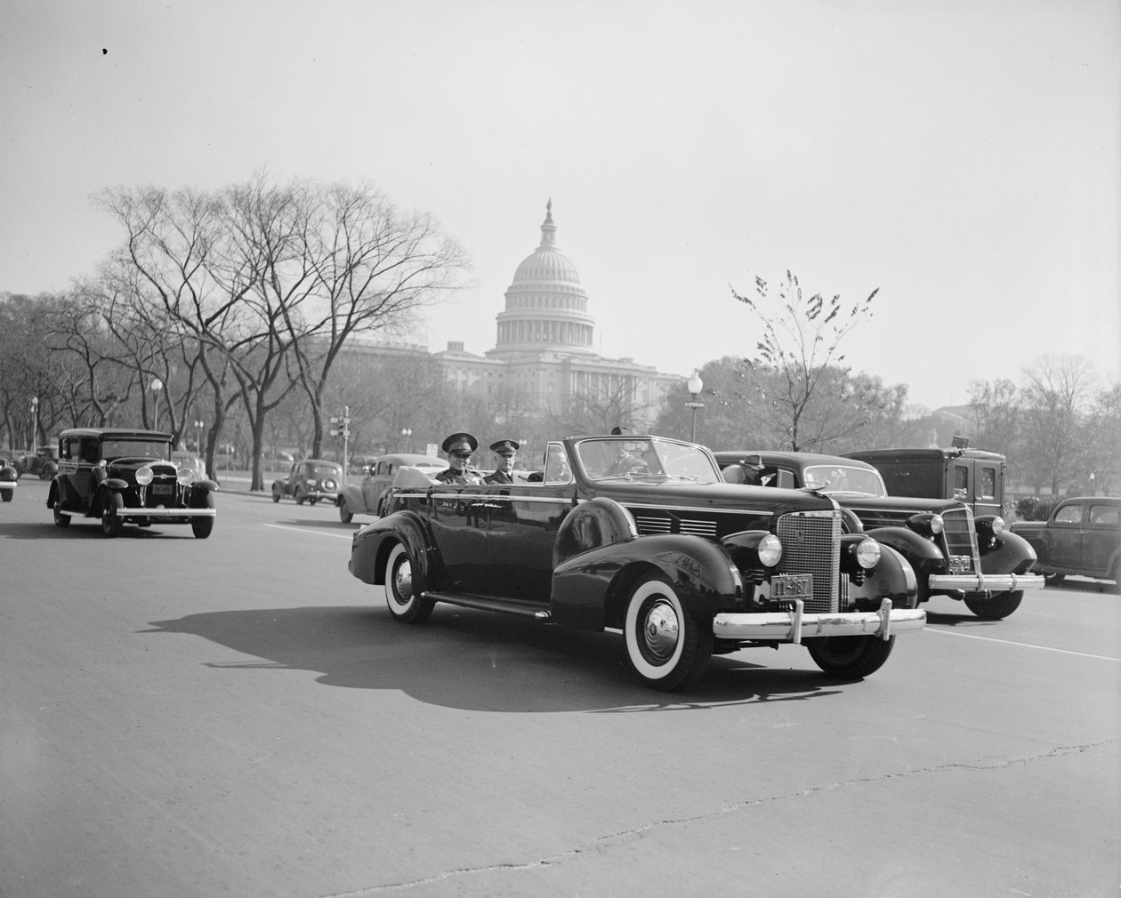 O ditador cubano Fulgencia Batista com o Chefe do Estado-Maior do Exército dos EUA Malin Craig em Washington DC de Harris & Ewing