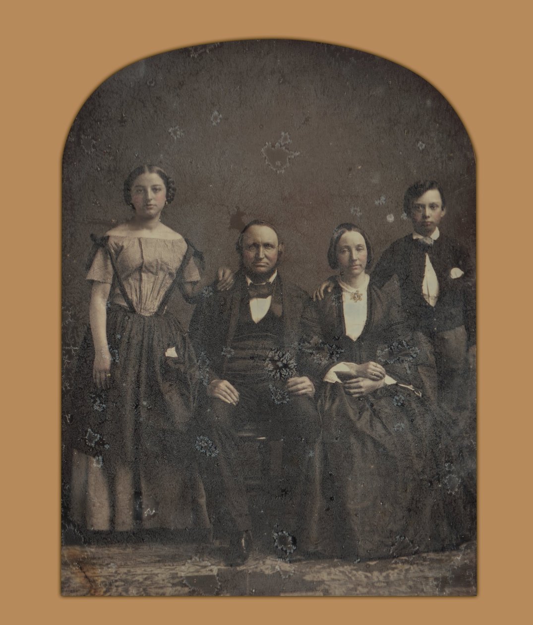 Retrato em grupo de uma família não identificada de Harrison and Hill
