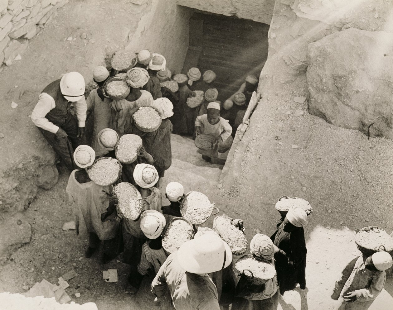 Fechando o Túmulo de Tutancâmon, Vale dos Reis, fevereiro de 1923 (impressão em prata de gelatina) de Harry Burton