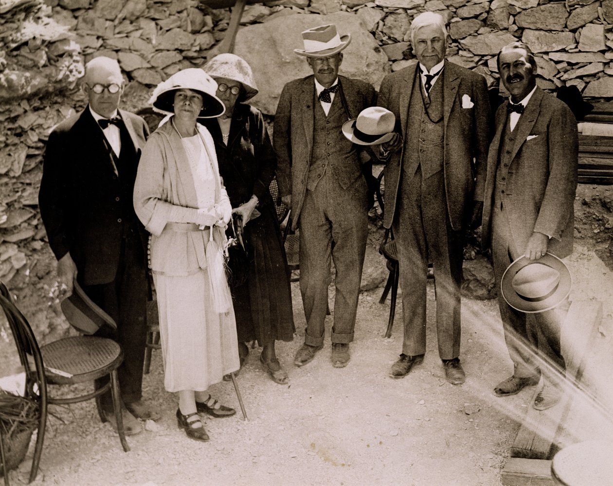 Howard Carter (1873-1939) e um grupo de europeus de pé ao lado das escavações do Túmulo de Tutankhamun, Vale dos Reis (impressão em prata gelatina) de Harry Burton