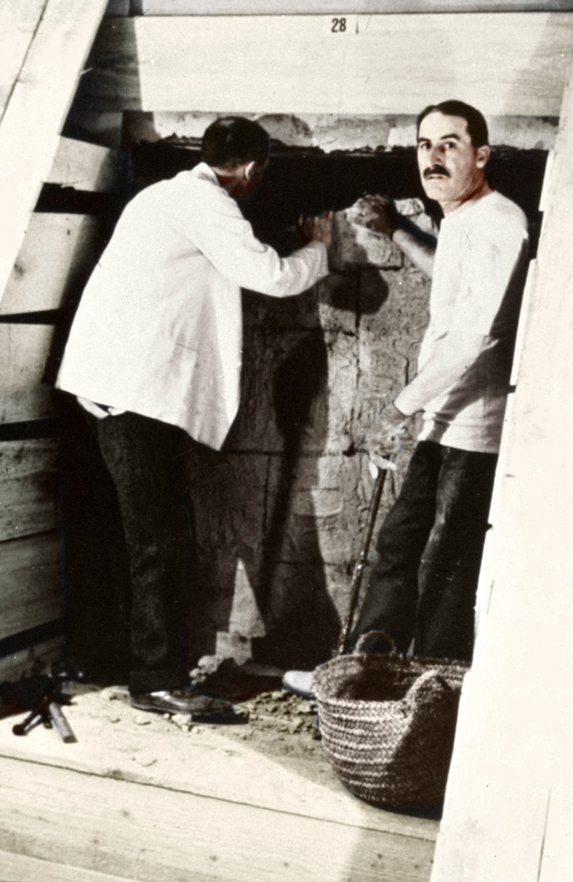 Howard Carter e um colega escavando uma tumba no Vale dos Reis, Egito, 1922 de Harry Burton