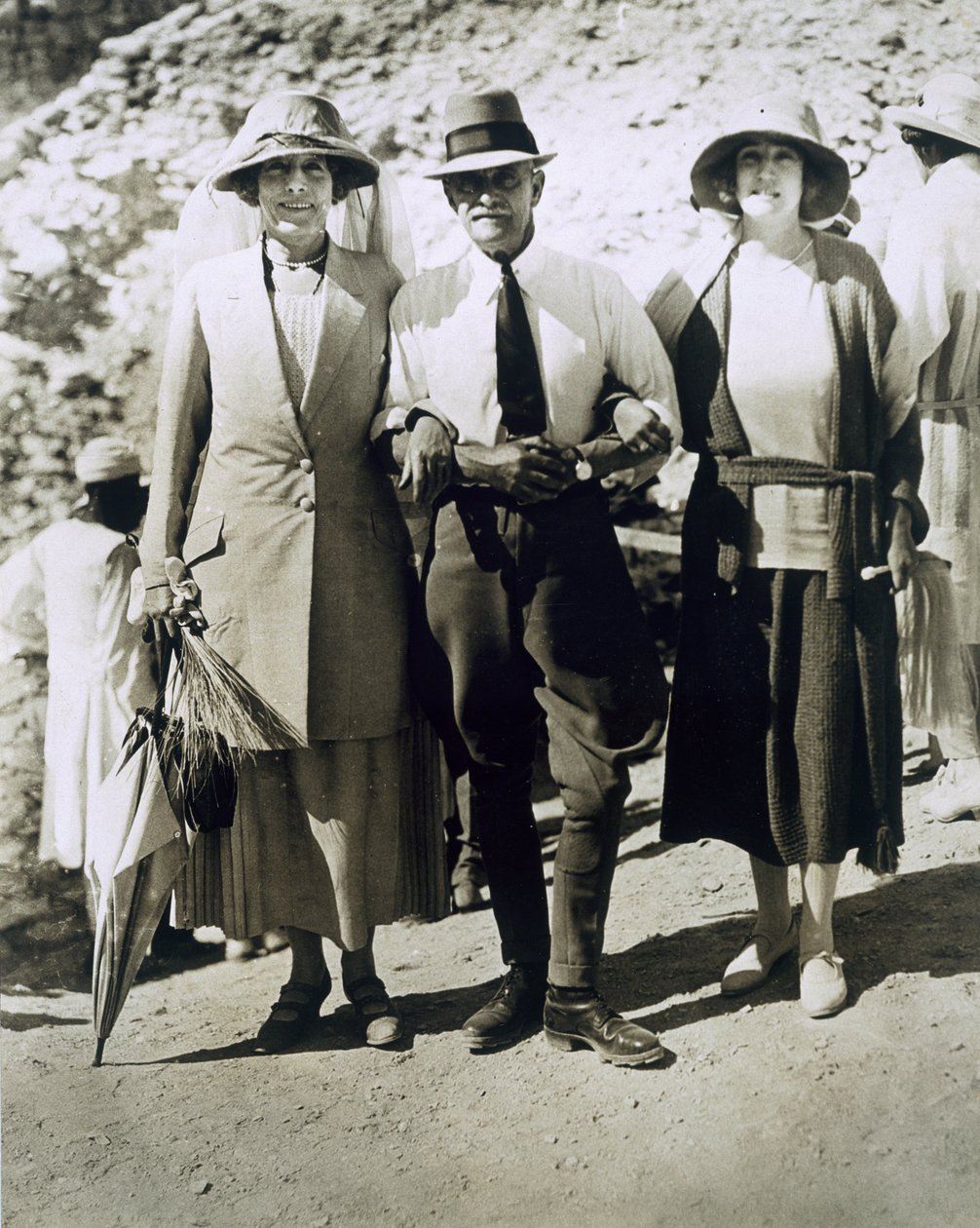 Da esquerda para a direita: Lady Somerleyton, Coronel Watson Pasha e o Exmo. Lady Alexander no Túmulo de Tutancâmon, Vale dos Reis de Harry Burton