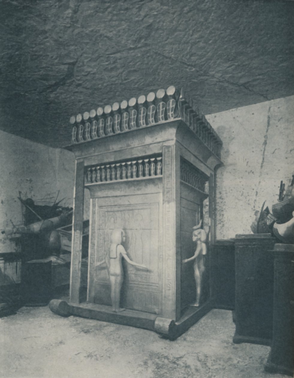 Santuário Canopic ricamente esculpido brilhando com ouro, c1935 de Harry Burton