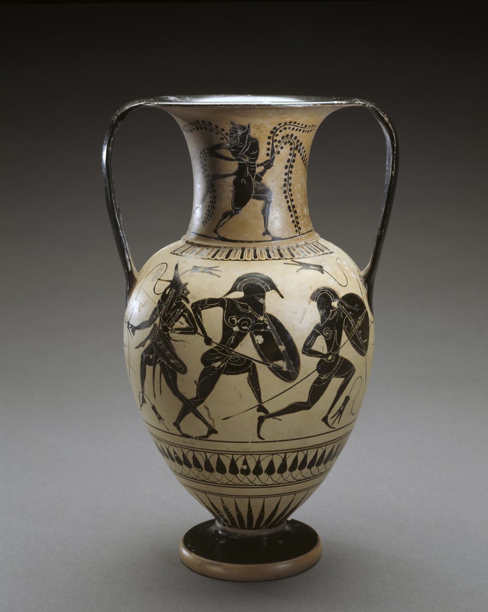 Ânfora de figuras negras com cena da Ilíada, 540-520 a.C. (terracota e deslizamento) de Hattatt Painter (attr. to)