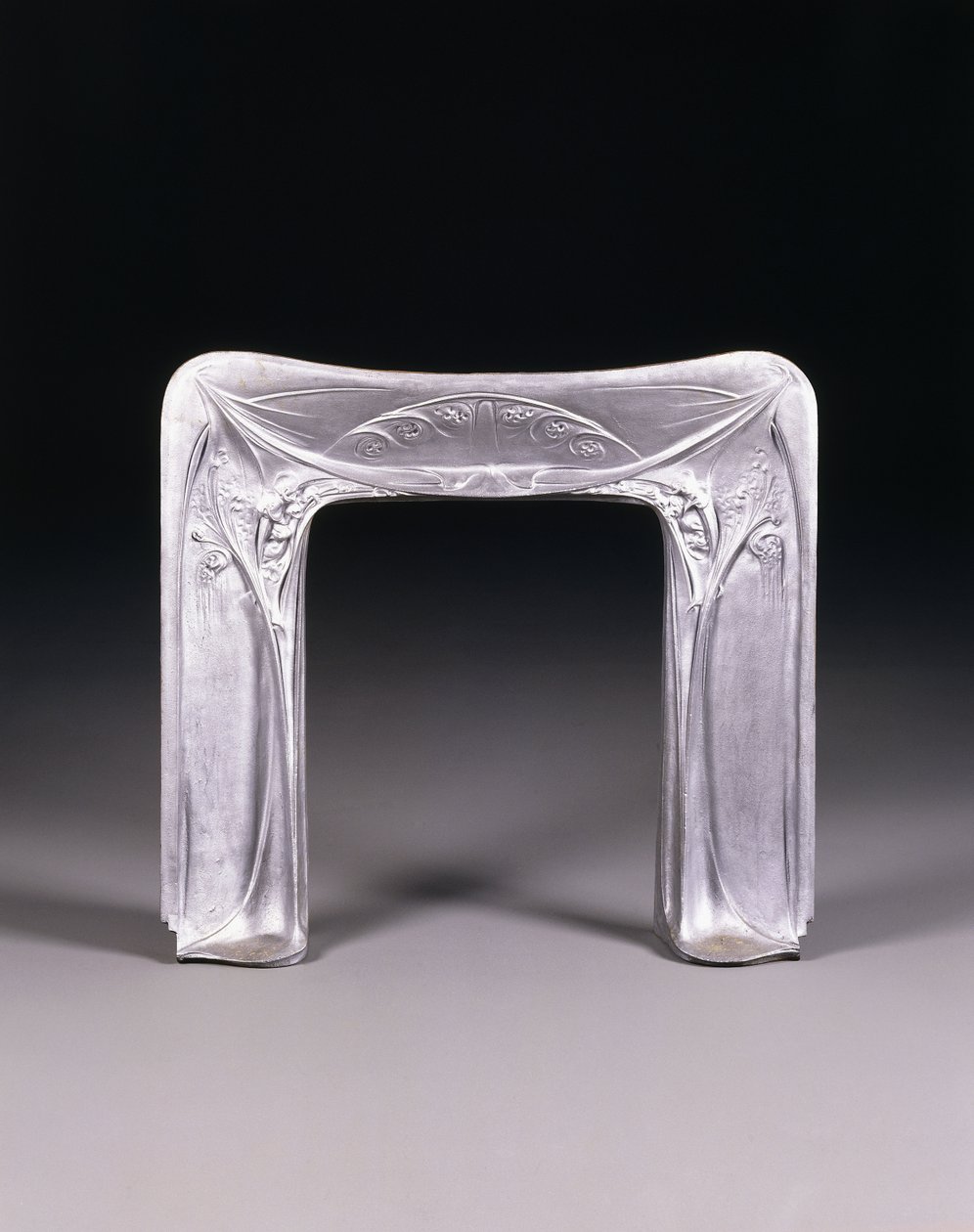 Uma lareira, c.1904 (ferro fundido) de Hector Guimard