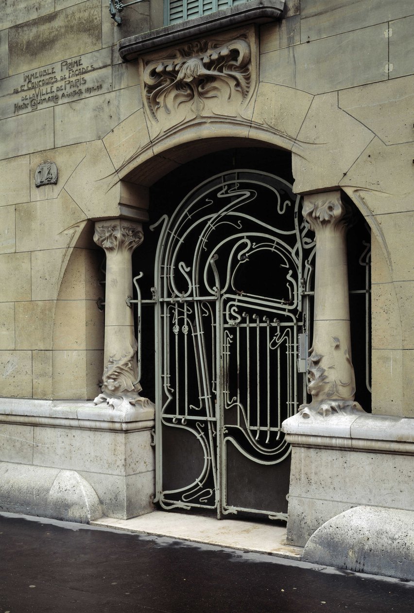 Art Nouveau architecture: vista da porta de entrada do Castel Beranger localizado no 14, rue de la Fontaine, no 16º arrondissement de Paris. Desenhado pelo arquitecto Hector Guimard (1867-1942) DR de Hector Guimard