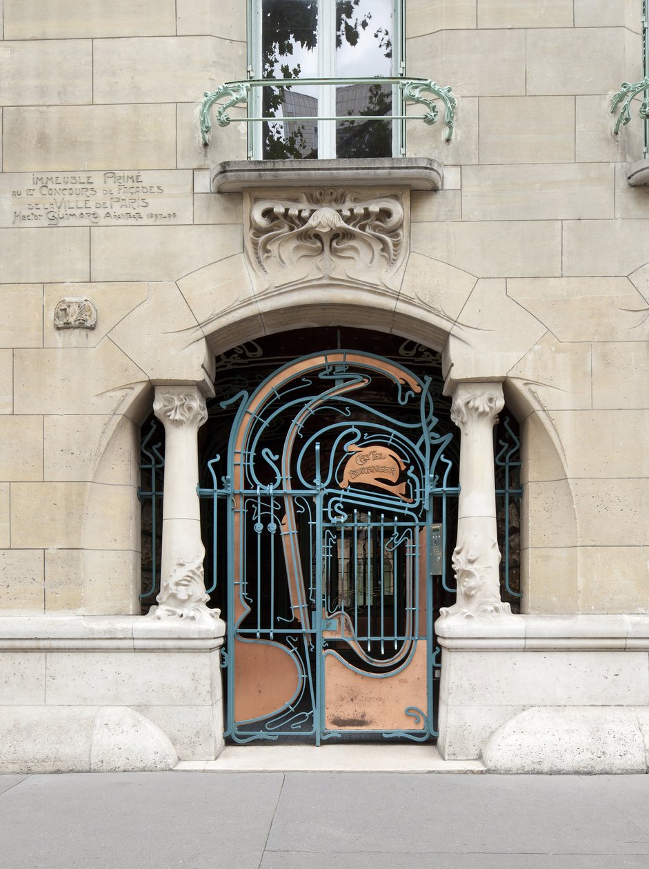 Porta de entrada do Castel Beranger, construído entre 1895 e 1898, no 16º arrondissement de Paris (foto) de Hector Guimard