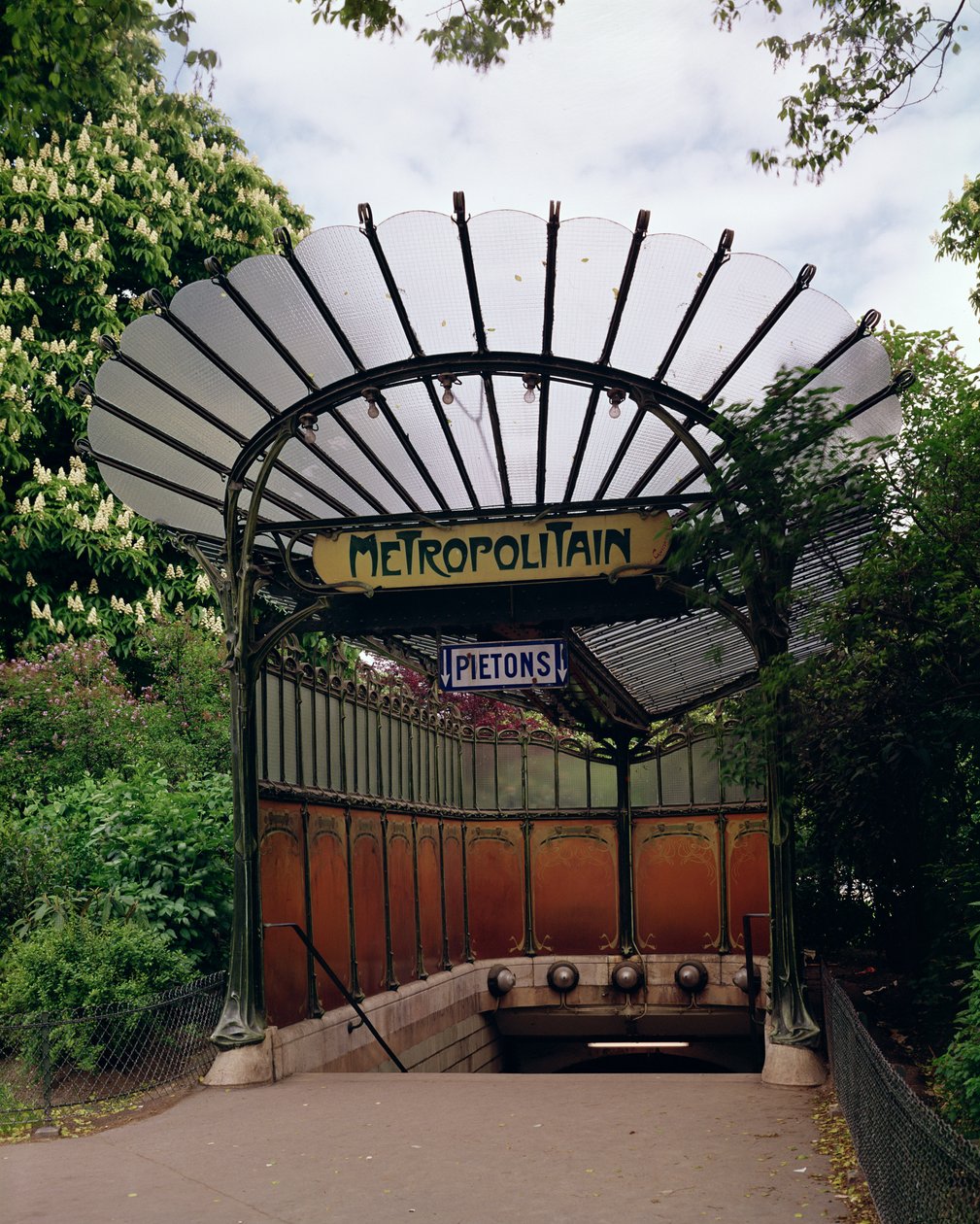 Entrada para o metrô Porte Dauphine, projetado por Hector Guimard (1867-1942) de Hector Guimard