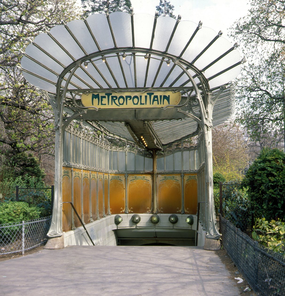 Porte Dauphine, paragem de metro, arquitectura Guimard. de Hector Guimard