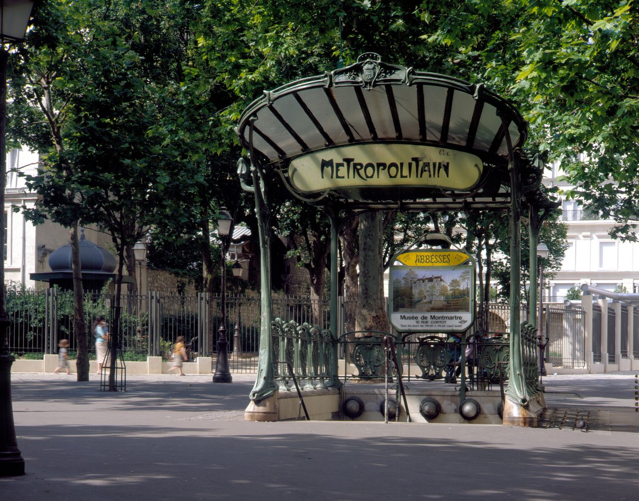 Vista da entrada do metro das abadessas por H. Guimard, arquitecto, em Paris de Hector Guimard