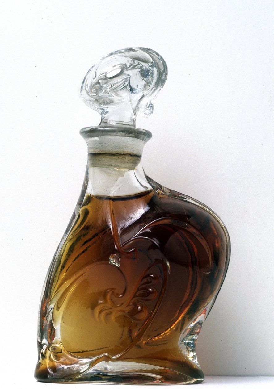 Garrafa de vidro moldado branco criada para a exposição Universelle de Paris, em 1900, por Hector Guimard. Museu Internacional de Perfumaria de Grasse. de Hector Guimard