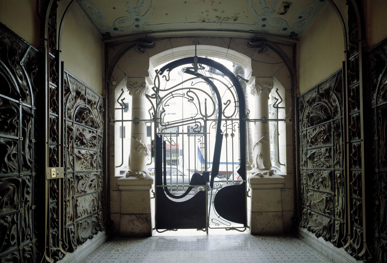 Vista do portão de entrada de Castel Beranger localizado no 14, rue de la Fontaine no 16º arrondissement de Paris (foto) de Hector Guimard