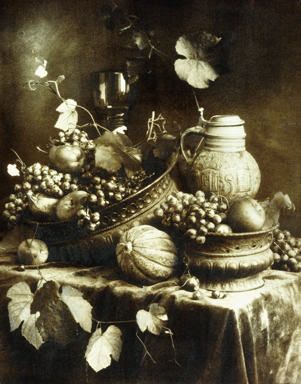 Fruit and Pottery Still Life, c.1900 (impressão de bicromato de goma de pigmento marrom, aquarela aplicada à mão era) de Heinrich Kuhn