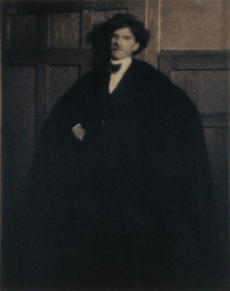 Retrato de Alfred Stieglitz (1864-1946) (foto a p/b) de Heinrich Kuhn