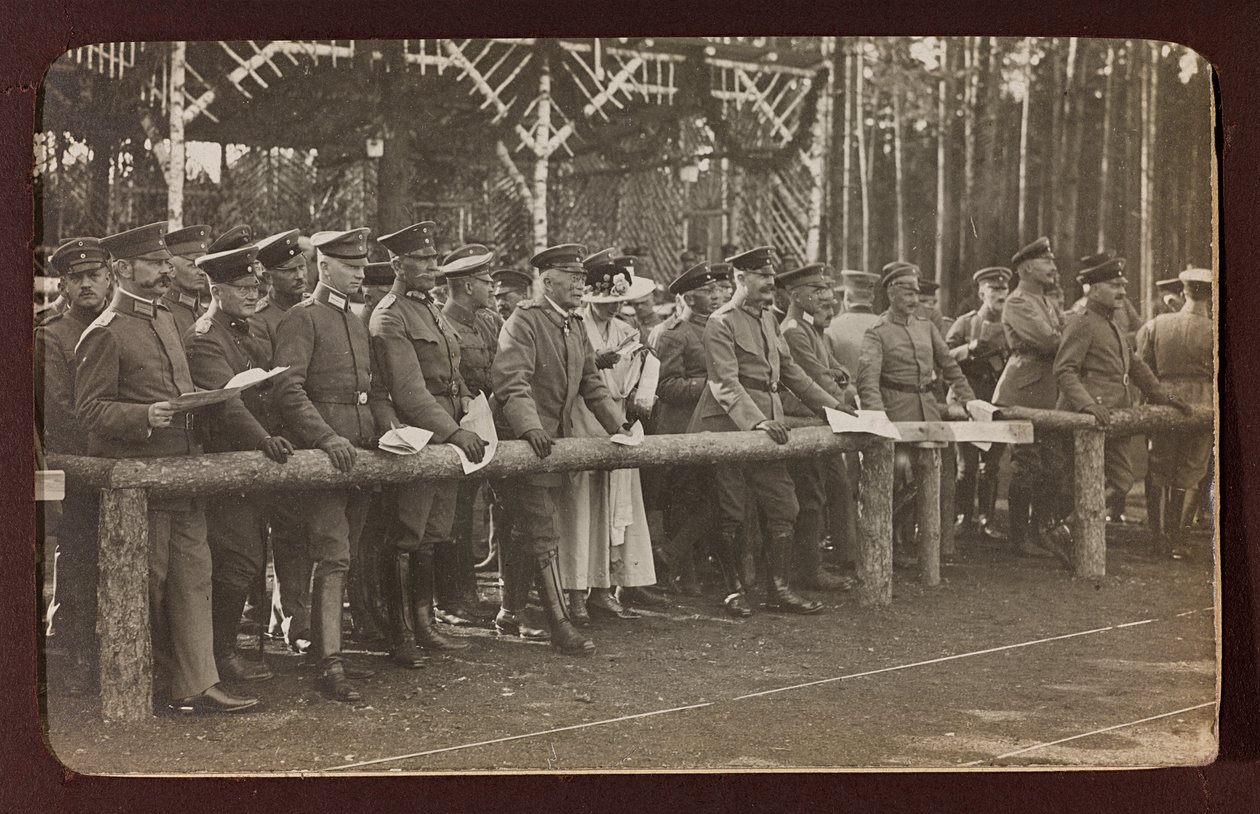 Primeira Guerra Mundial: a "Ucrânia nos anos 1914-1916 durante a invasão do exército alemão". Grupo de soldados (foto a p/b) de Heldenfriedhof Dsessentniki (attr. to)