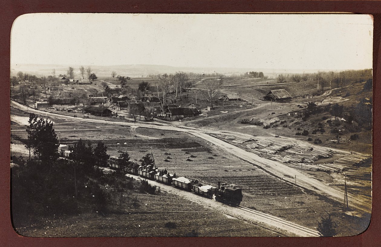Primeira Guerra Mundial: a "Ucrânia nos anos 1914-1916 durante a invasão do exército alemão". Trem de Carga (foto a p/b) de Heldenfriedhof Dsessentniki (attr. to)