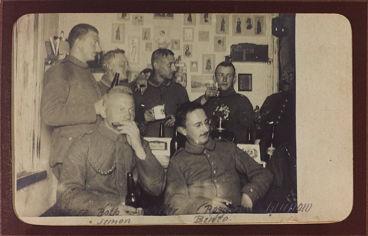 Primeira Guerra Mundial: a "Ucrânia nos anos 1914-1916 durante a invasão do exército alemão". Grupo de soldados durante um tempo de descanso (foto a p/b) de Heldenfriedhof Dsessentniki (attr. to)