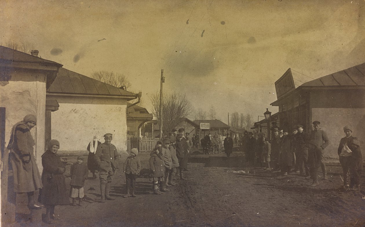 Primeira Guerra Mundial: a "Ucrânia nos anos 1914-1916 durante a invasão do exército alemão". Militares e civis na rua de uma cidade (foto a p/b) de Heldenfriedhof Dsessentniki (attr. to)