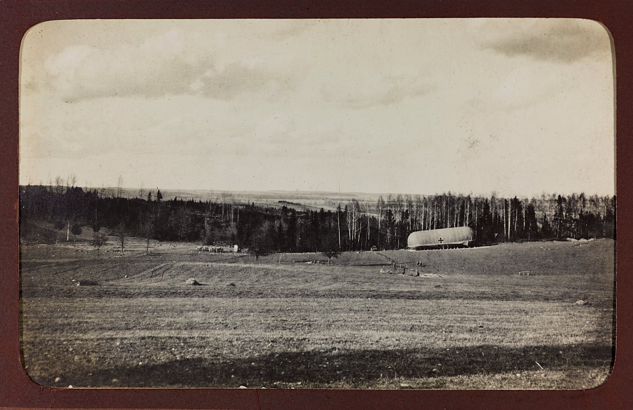Primeira Guerra Mundial: a "Ucrânia nos anos 1914-1916 durante a invasão do exército alemão". Estrutura militar na zona rural (foto a p/b) de Heldenfriedhof Dsessentniki (attr. to)