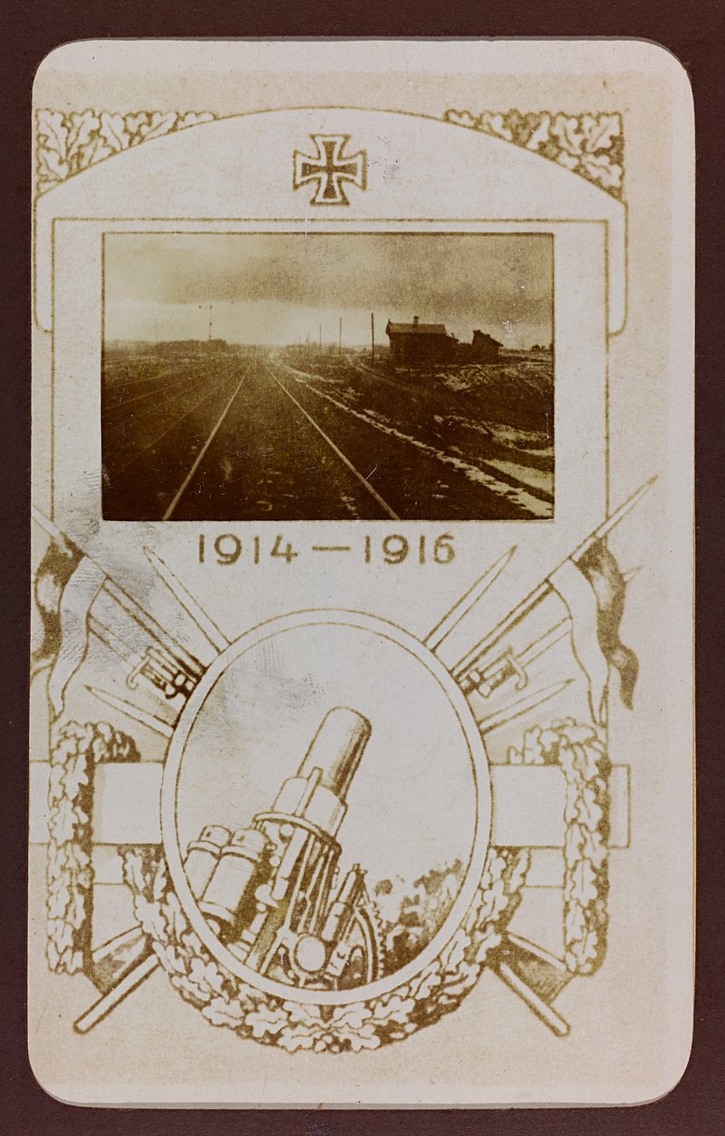 Primeira Guerra Mundial: a "Ucrânia nos anos 1914-1916 durante a invasão do exército alemão". Trilhos ferroviários (foto a p/b) de Heldenfriedhof Dsessentniki (attr. to)