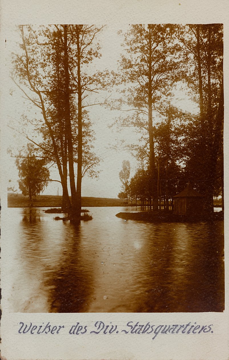 Primeira Guerra Mundial: a "Ucrânia nos anos 1914-1916 durante a invasão do exército alemão". Paisagem com rio (foto a p/b) de Heldenfriedhof Dsessentniki (attr. to)