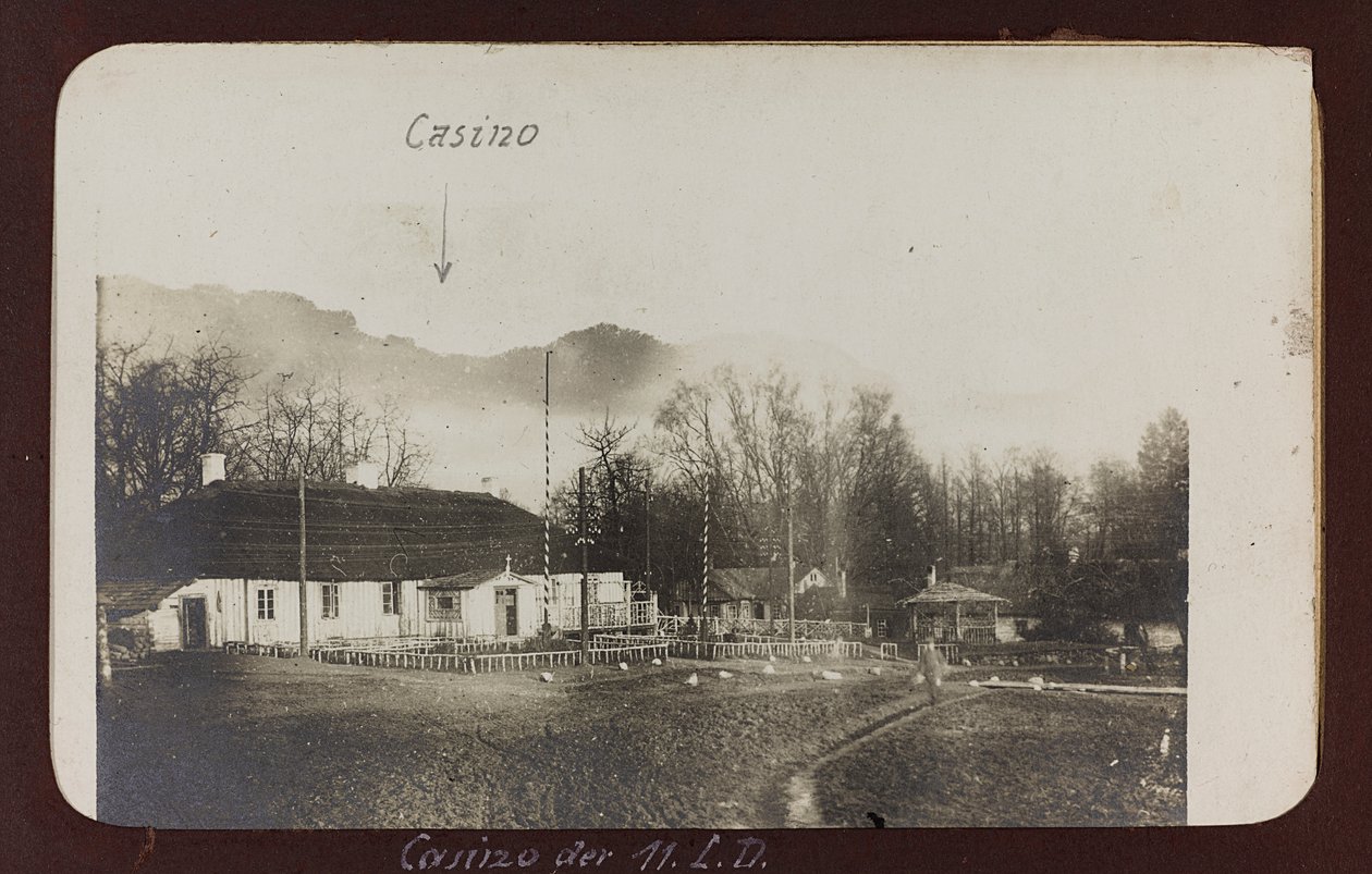 Primeira Guerra Mundial: a "Ucrânia nos anos 1914-1916 durante a invasão do exército alemão". Edifício chamado Casino (foto a p/b) de Heldenfriedhof Dsessentniki (attr. to)