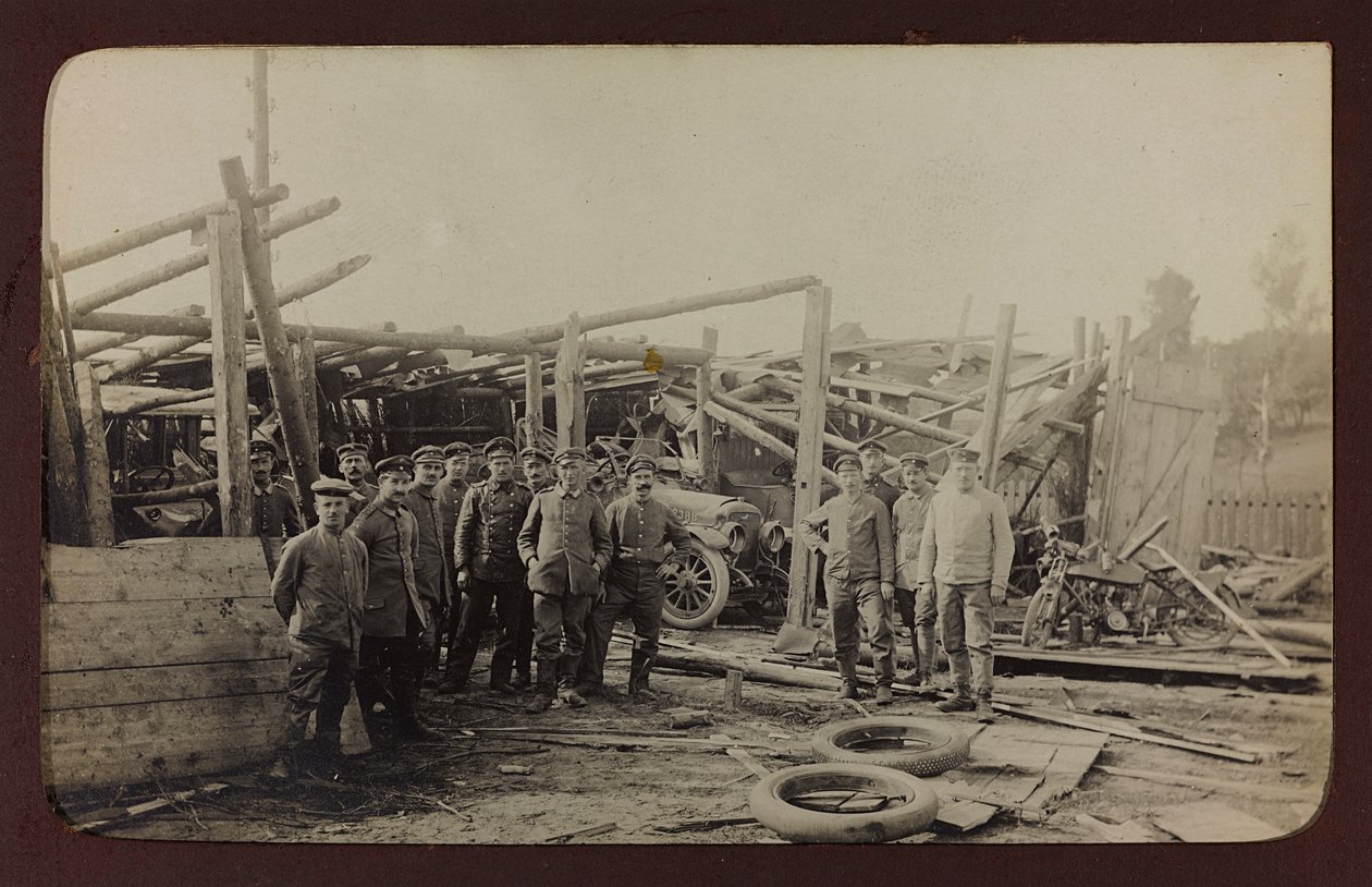 Primeira Guerra Mundial: a "Ucrânia nos anos 1914-1916 durante a invasão do exército alemão". Grupo de soldados (foto a p/b) de Heldenfriedhof Dsessentniki (attr. to)