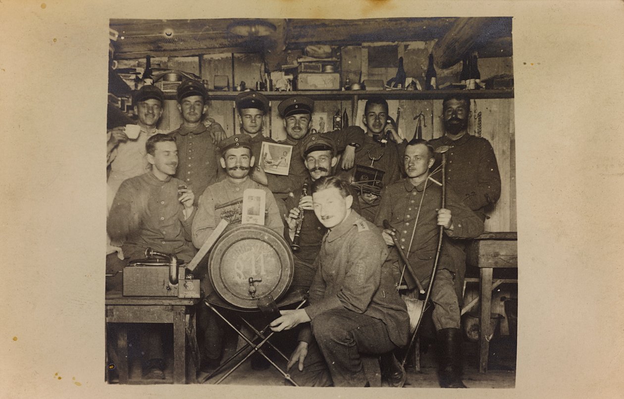 Primeira Guerra Mundial: a "Ucrânia nos anos 1914-1916 durante a invasão do exército alemão". Grupo de soldados durante um tempo de descanso (foto a p/b) de Heldenfriedhof Dsessentniki (attr. to)