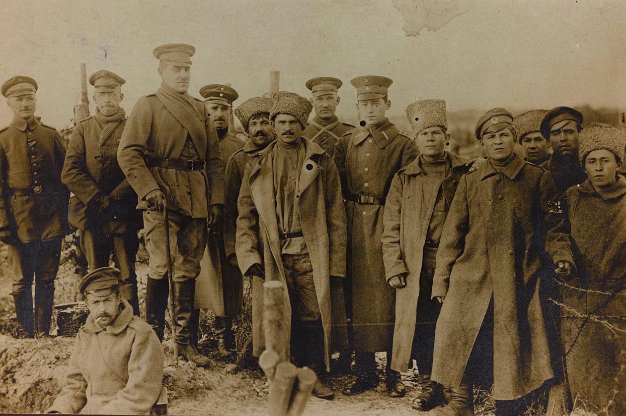 Primeira Guerra Mundial: a "Ucrânia nos anos 1914-1916 durante a invasão do exército alemão". Grupo de soldados (foto a p/b) de Heldenfriedhof Dsessentniki (attr. to)