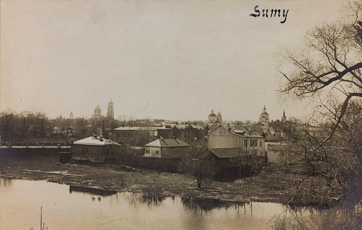 Primeira Guerra Mundial: a "Ucrânia nos anos 1914-1916 durante a invasão do exército alemão". Vista de Sumy (foto a p/b) de Heldenfriedhof Dsessentniki (attr. to)