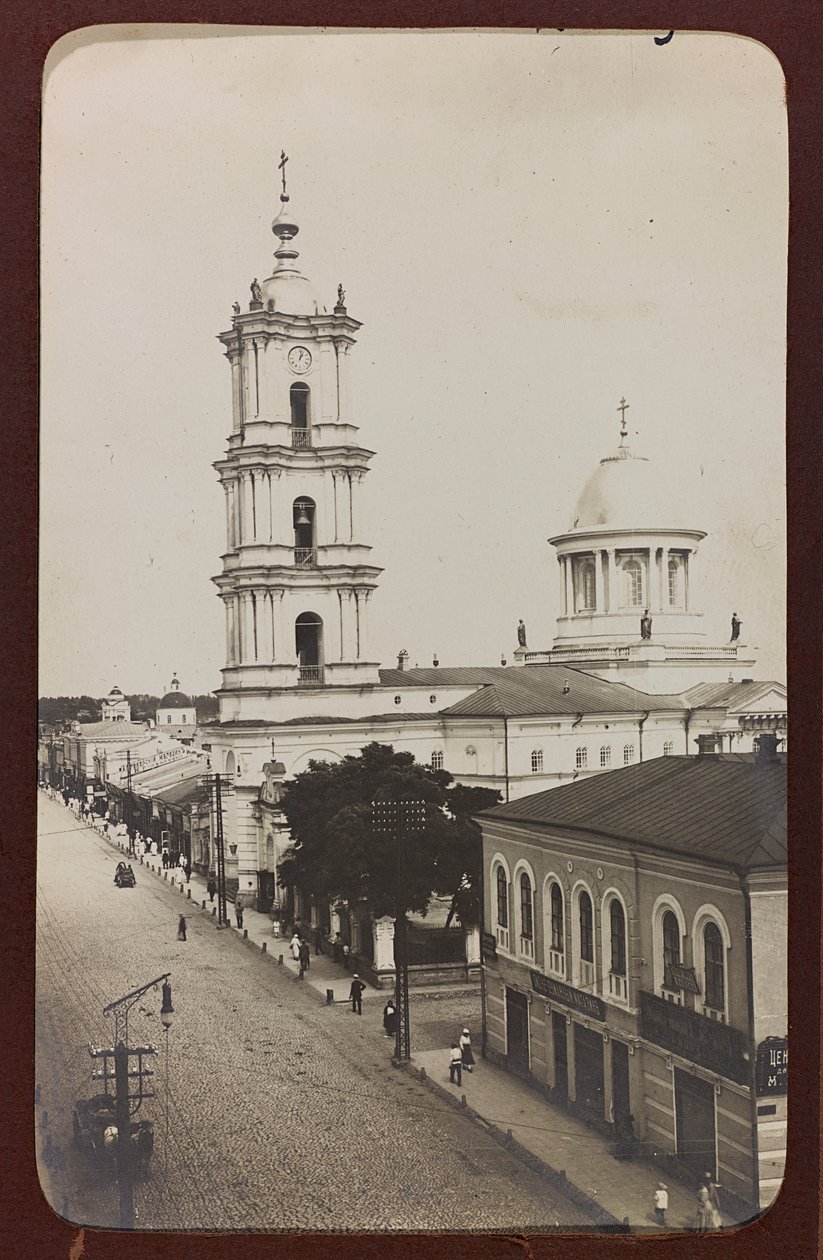 Primeira Guerra Mundial: a "Ucrânia nos anos 1914-1916 durante a invasão do exército alemão". Vista de Sumy (foto a p/b) de Heldenfriedhof Dsessentniki (attr. to)