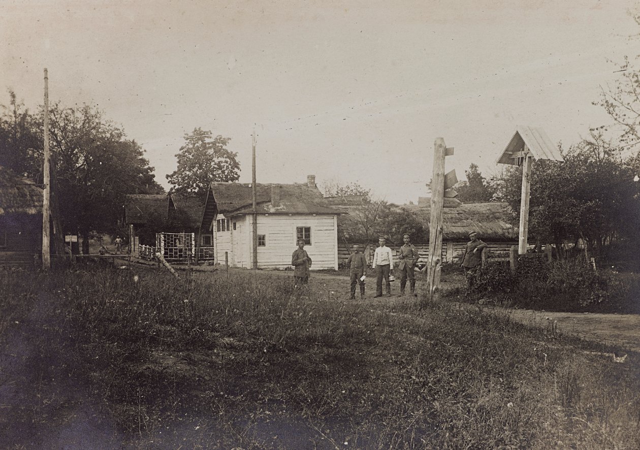 Primeira Guerra Mundial: a "Ucrânia nos anos 1914-1916 durante a invasão do exército alemão". Estrada de Campo (foto a p/b) de Heldenfriedhof Dsessentniki (attr. to)