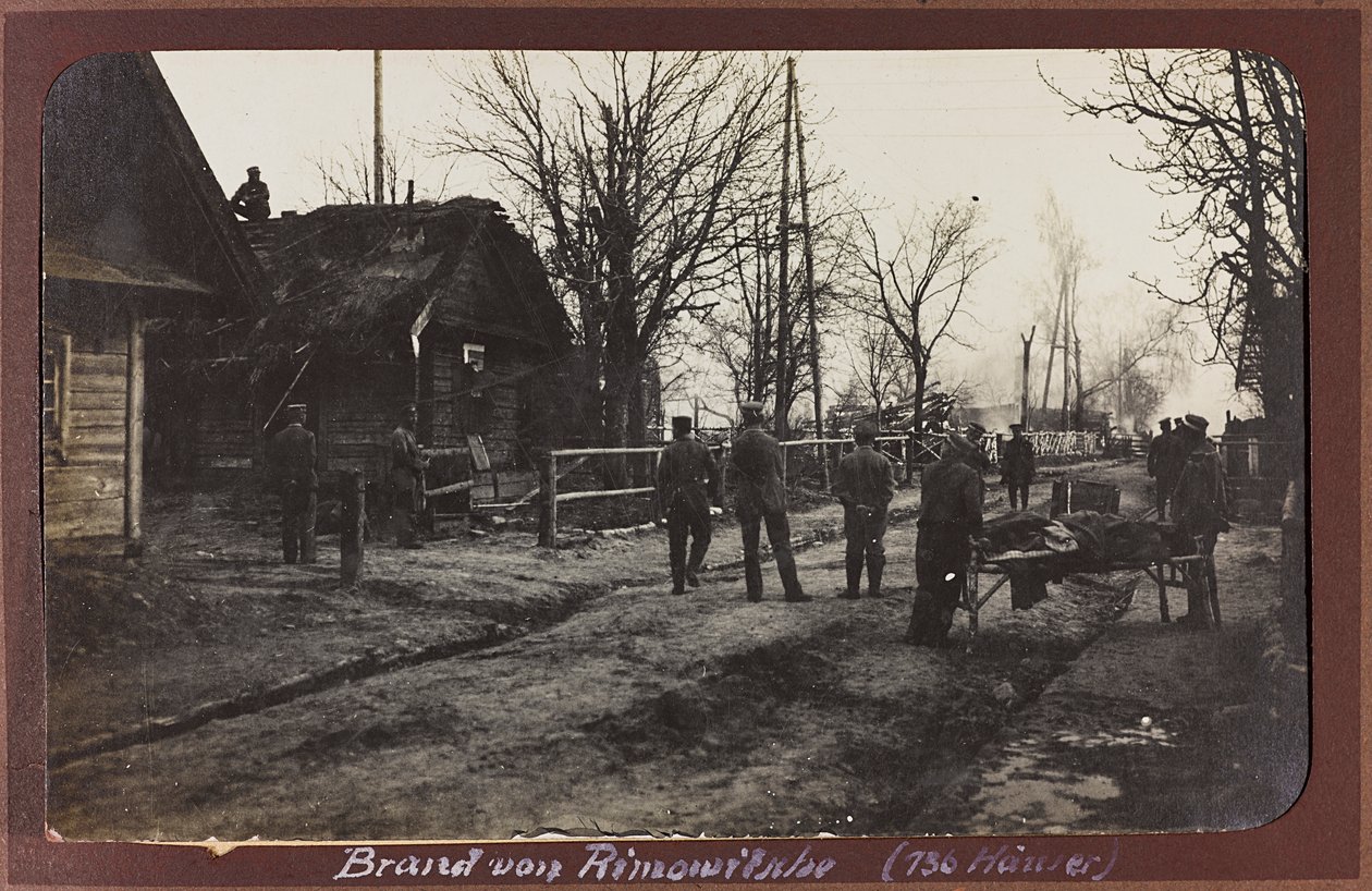 Primeira Guerra Mundial: a "Ucrânia nos anos 1914-1916 durante a invasão do exército alemão". Militares com um ferido (foto a p/b) de Heldenfriedhof Dsessentniki (attr. to)