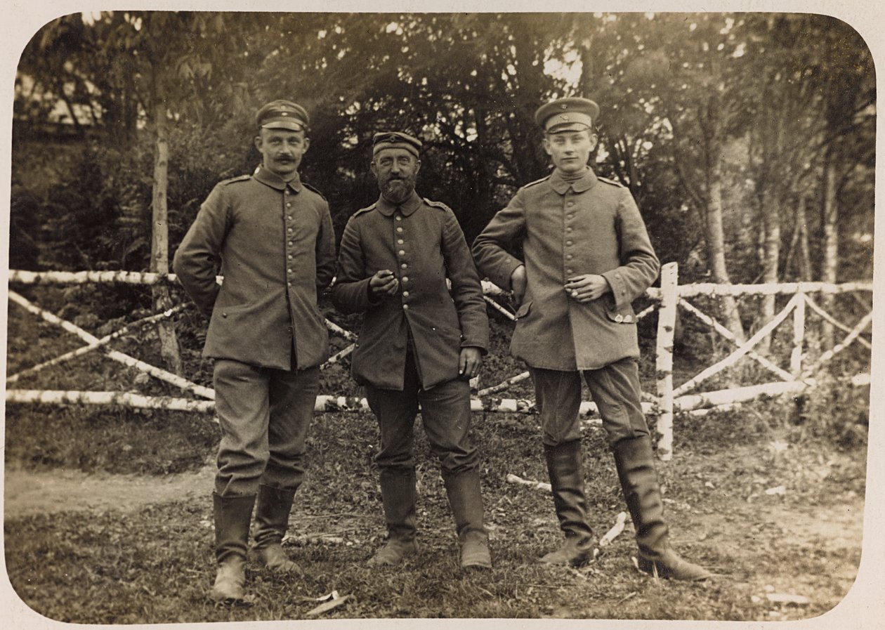 Primeira Guerra Mundial: a "Ucrânia nos anos 1914-1916 durante a invasão do exército alemão". Grupo de soldados (foto a p/b) de Heldenfriedhof Dsessentniki (attr. to)